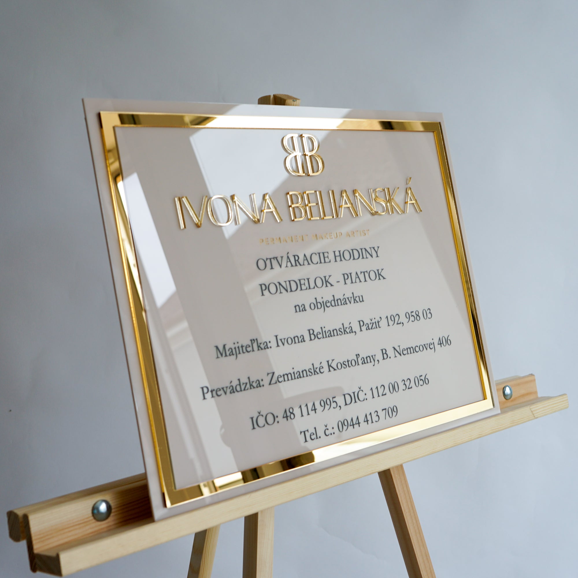 Označení provozovny (s možností výřezů loga nebo dalších prvků z plexiskla)