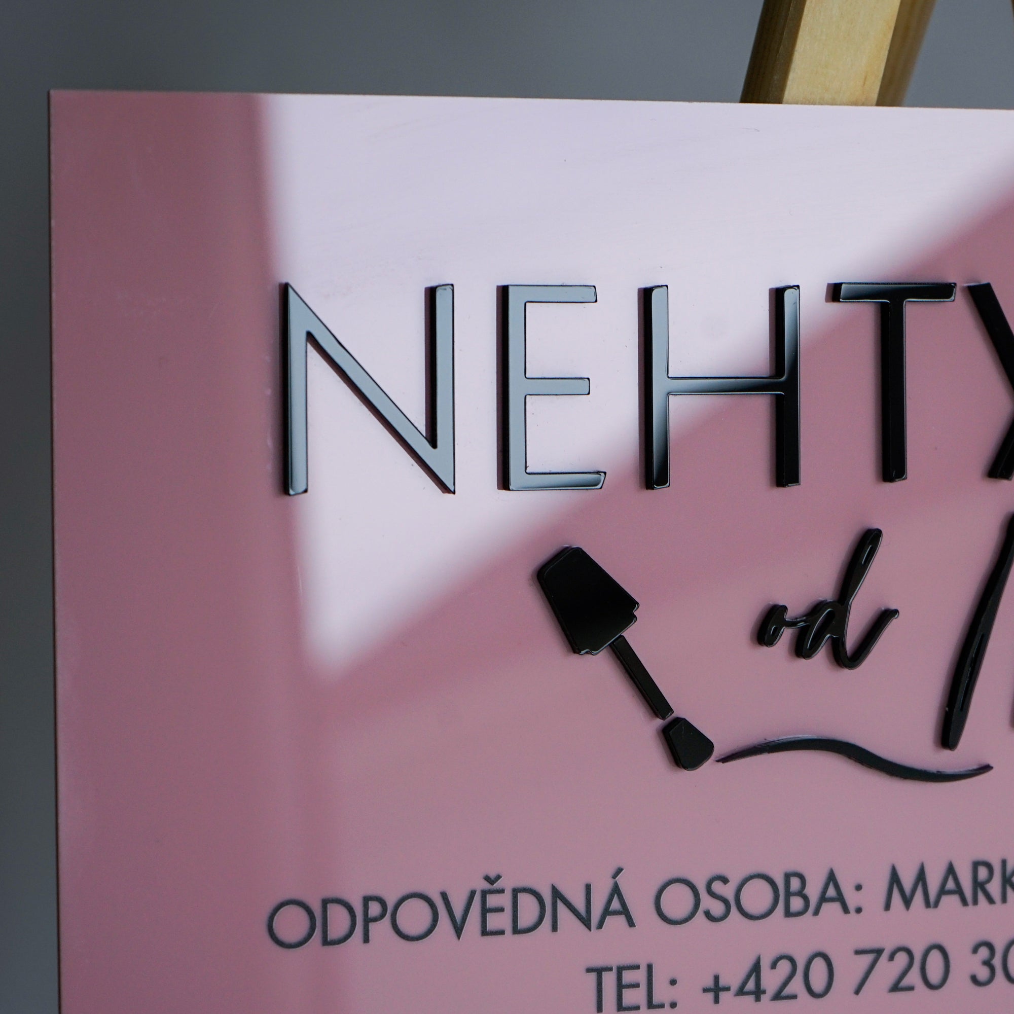 Označení provozovny (s možností výřezů loga nebo dalších prvků z plexiskla)