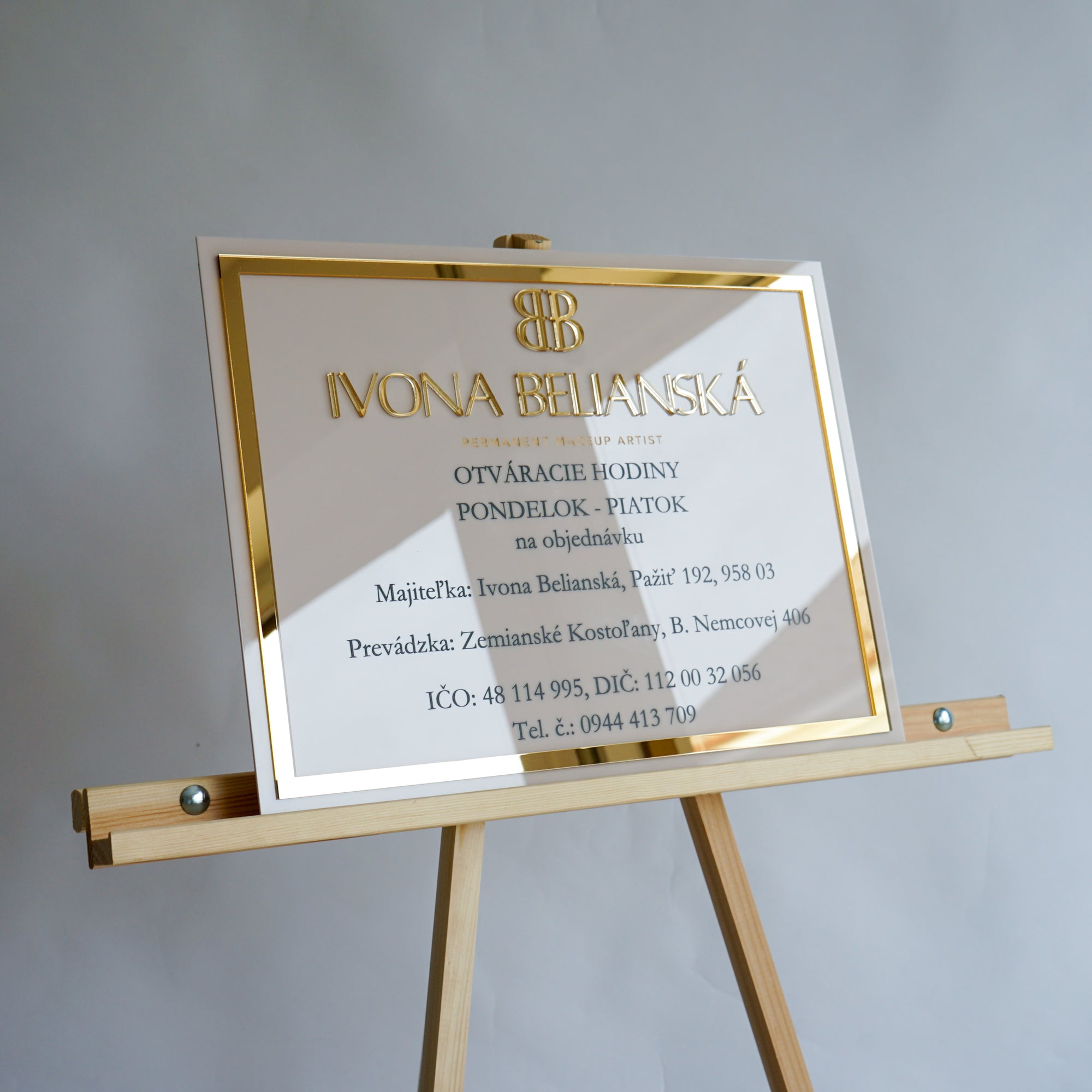 Označení provozovny (s možností výřezů loga nebo dalších prvků z plexiskla)