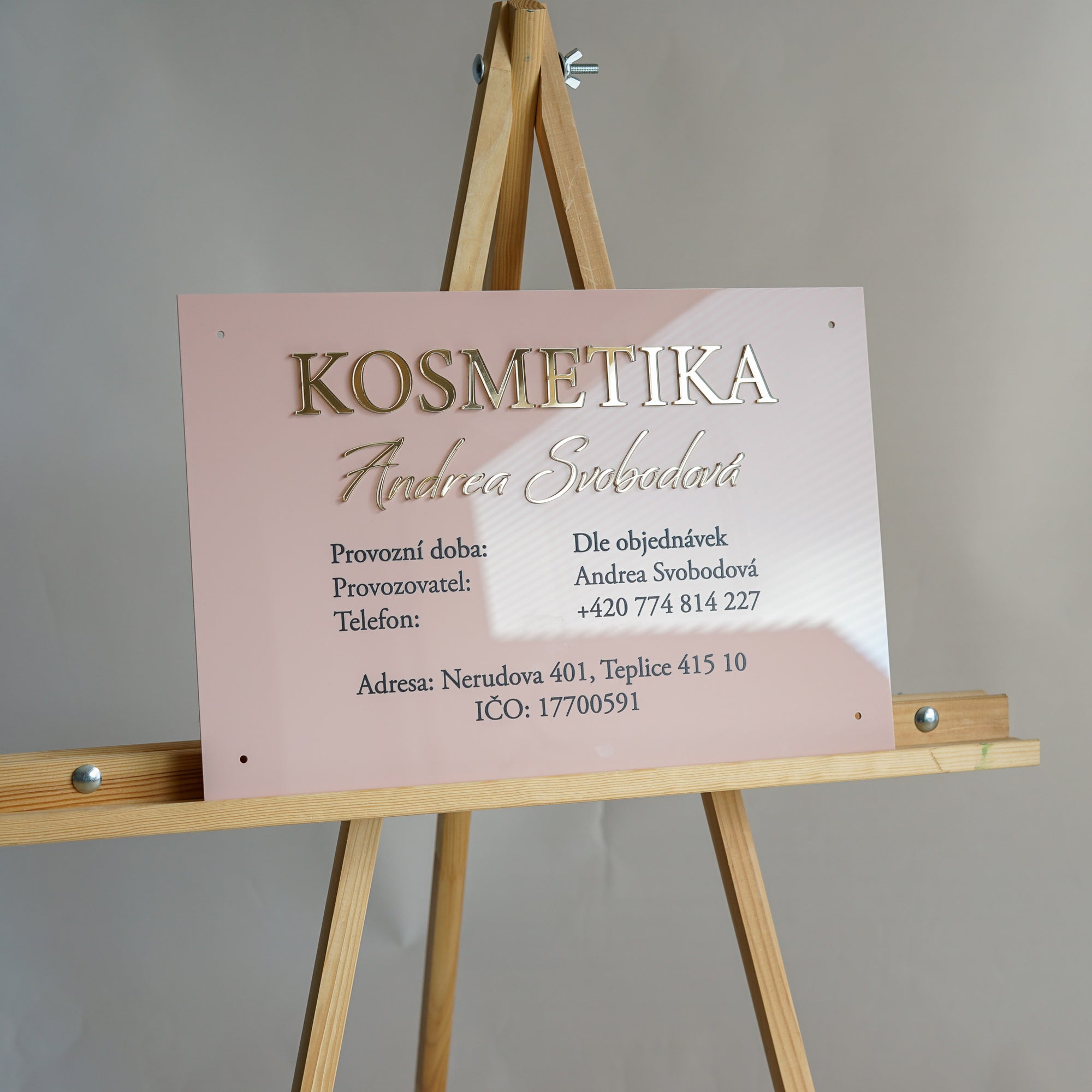 Označení provozovny (s možností výřezů loga nebo dalších prvků z plexiskla)