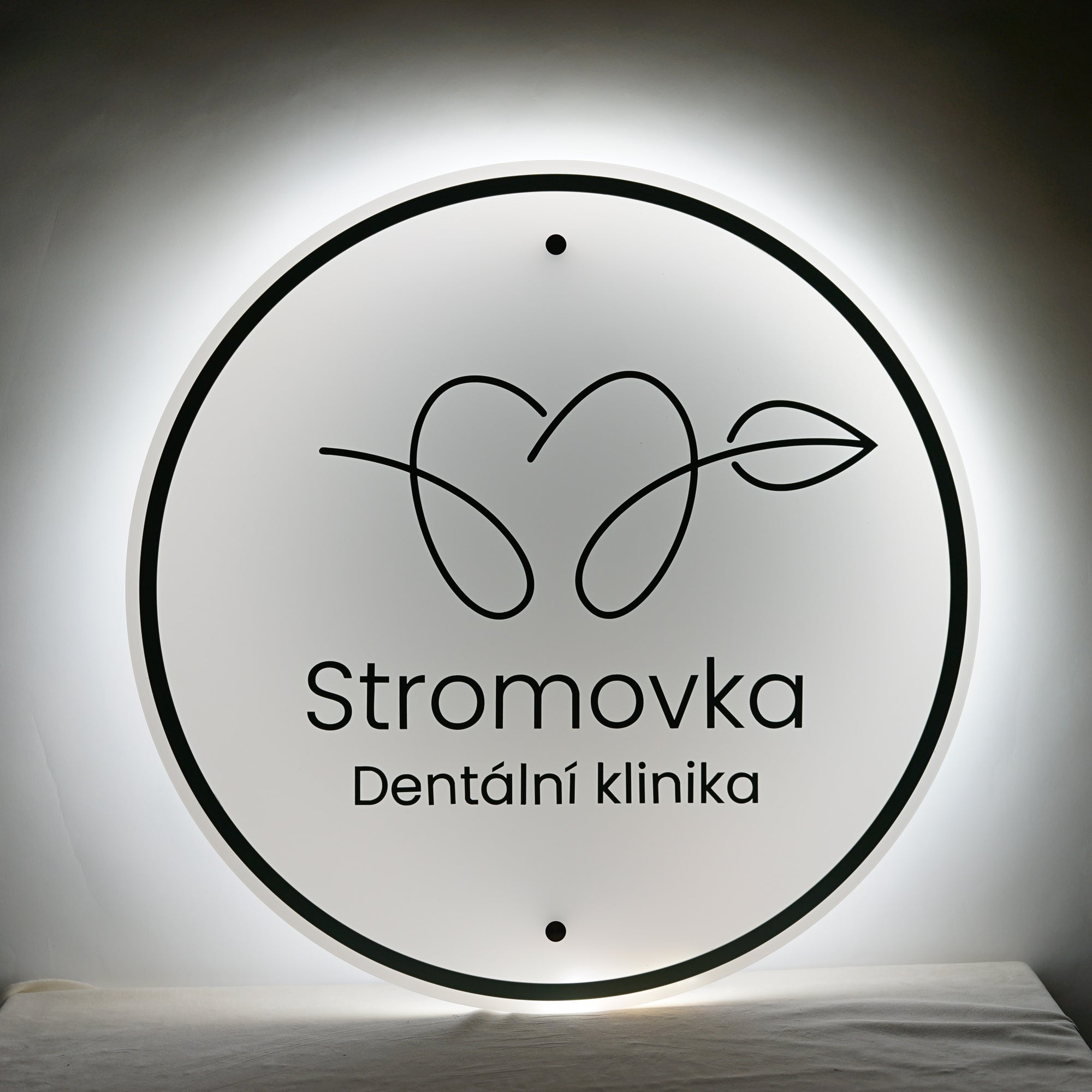 Kruhová firemní cedule