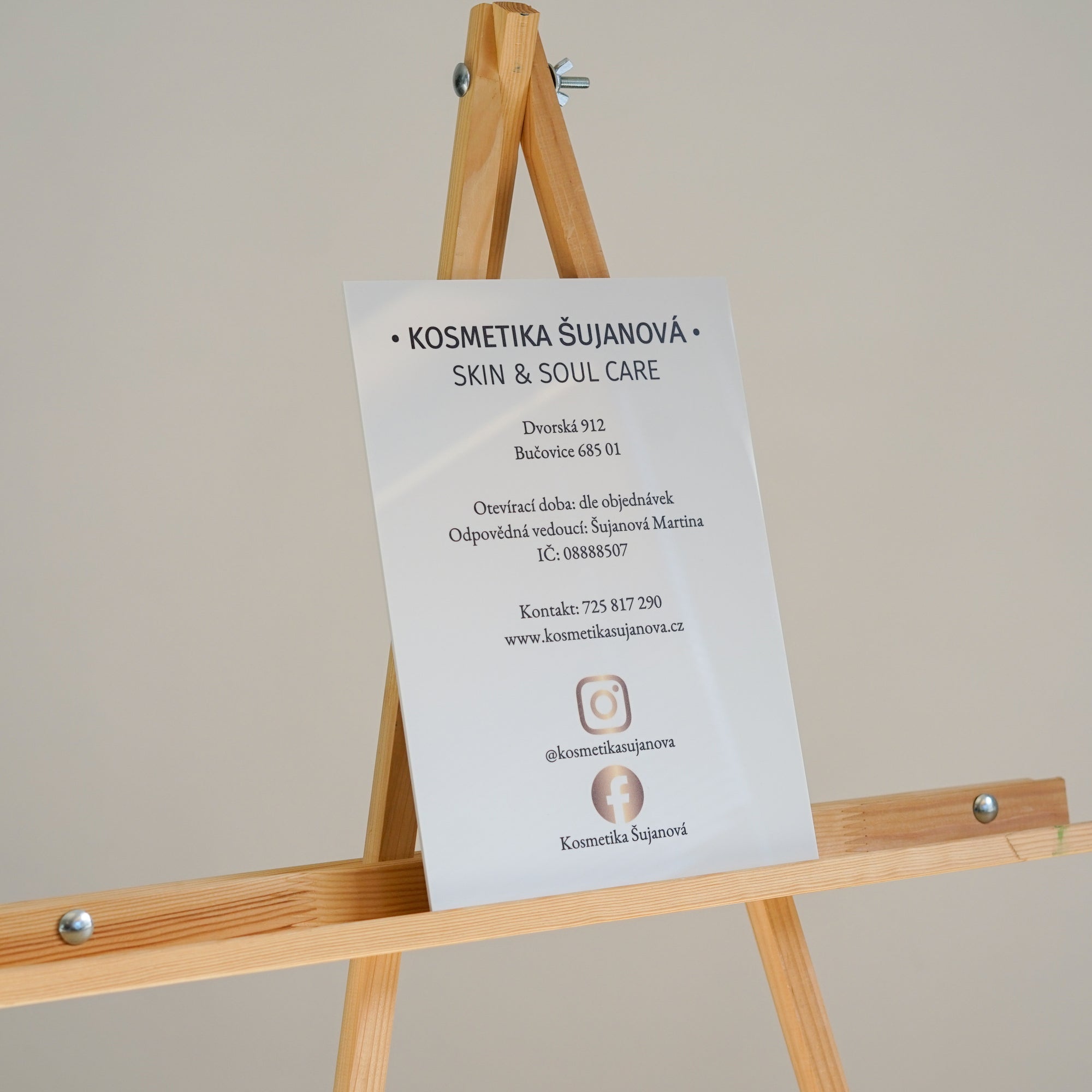 Označení provozovny (s možností výřezů loga nebo dalších prvků z plexiskla)
