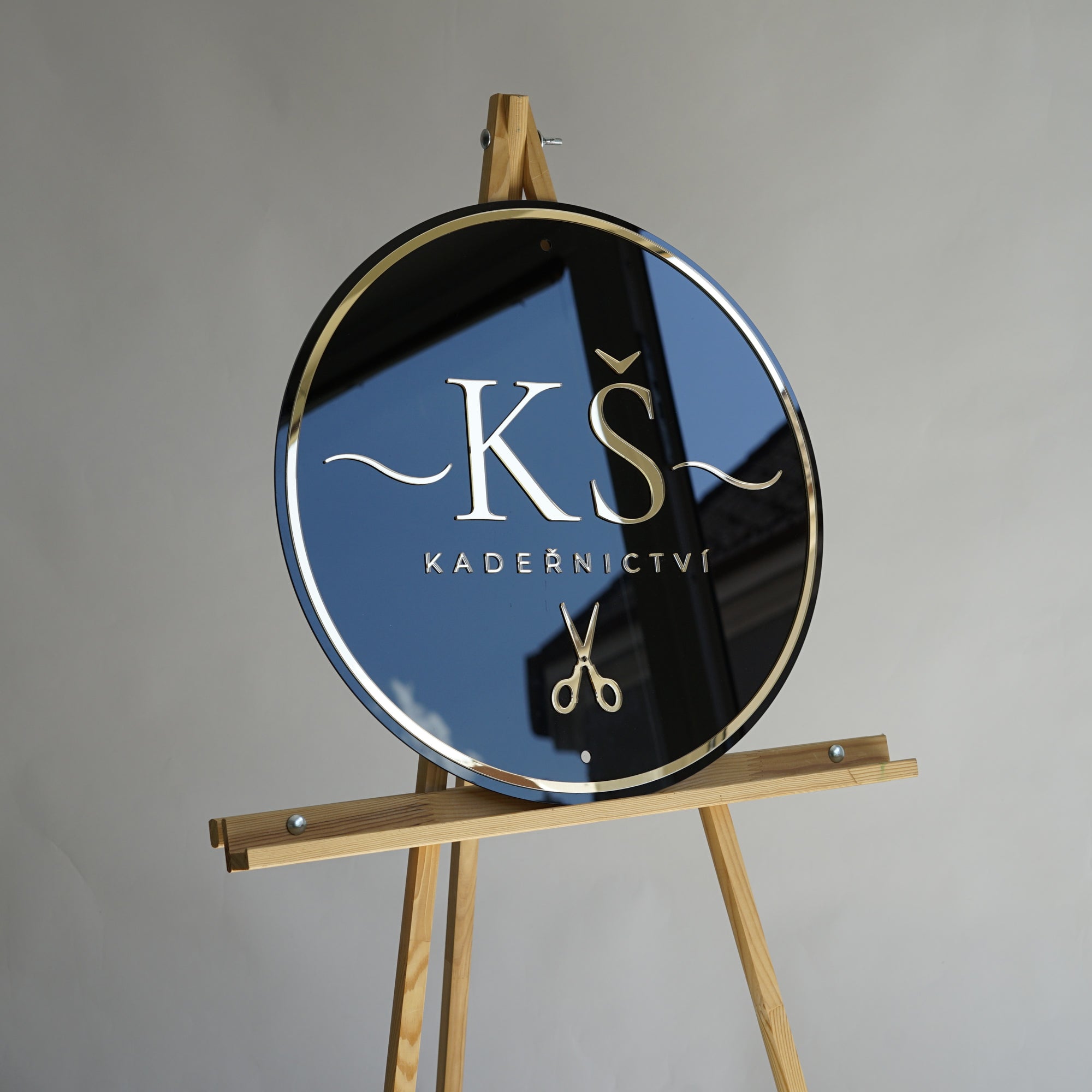 Kruhová firemní cedule