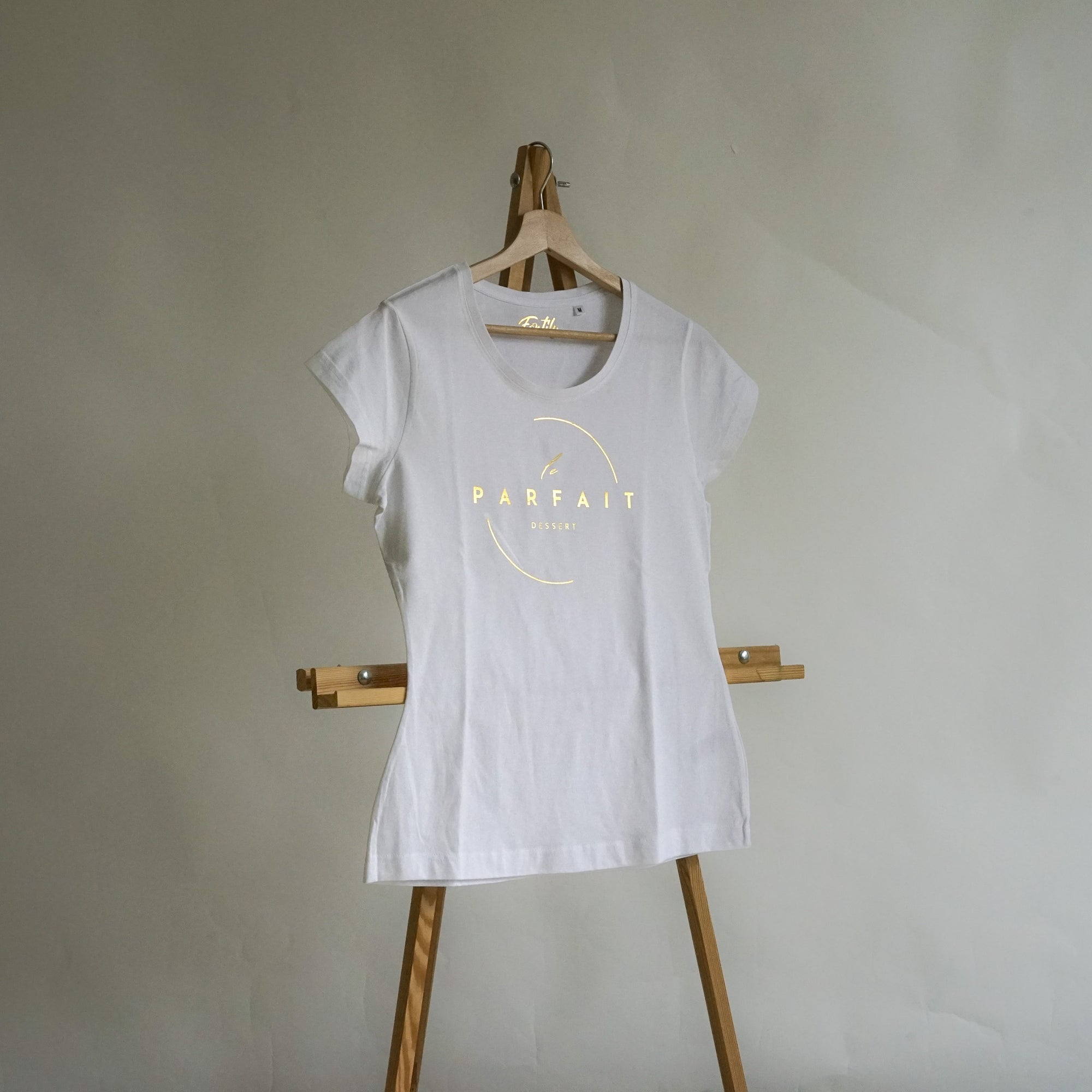 Tričko se zlatým logem - kulatý výstřih