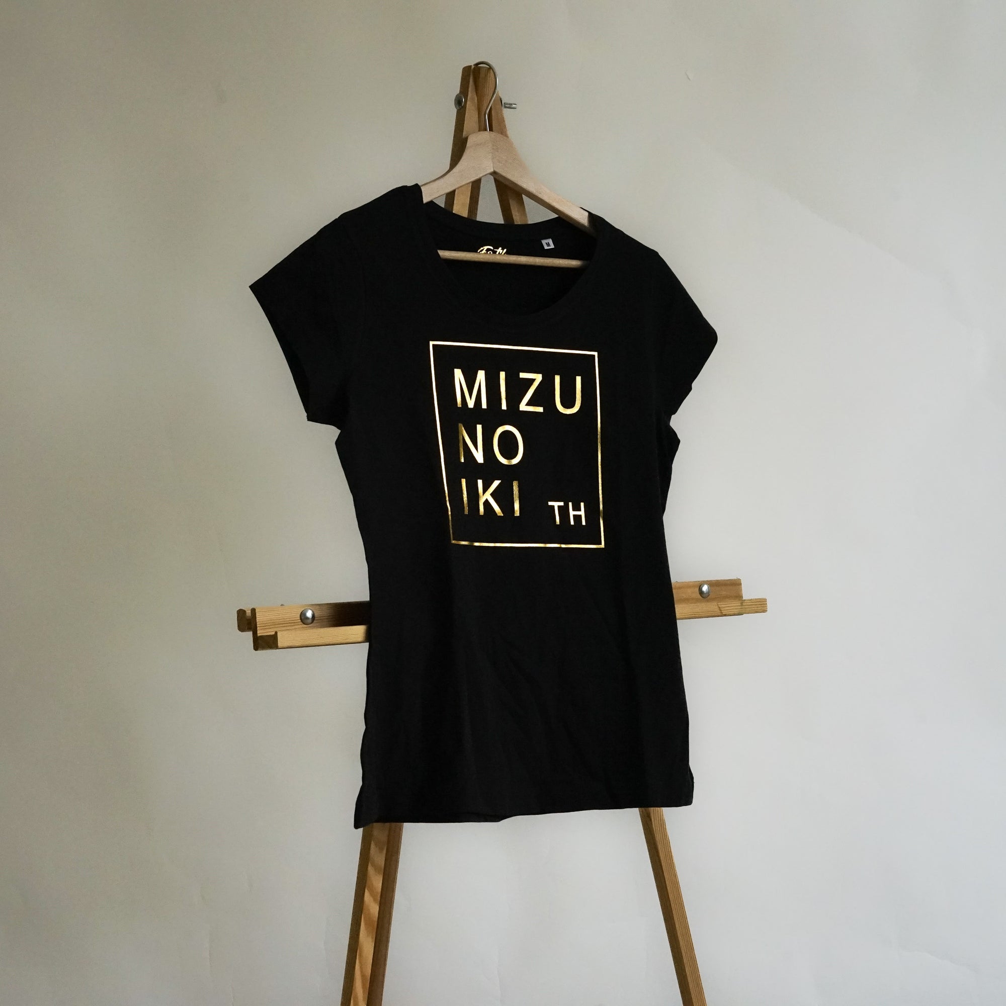 Tričko se zlatým logem - kulatý výstřih