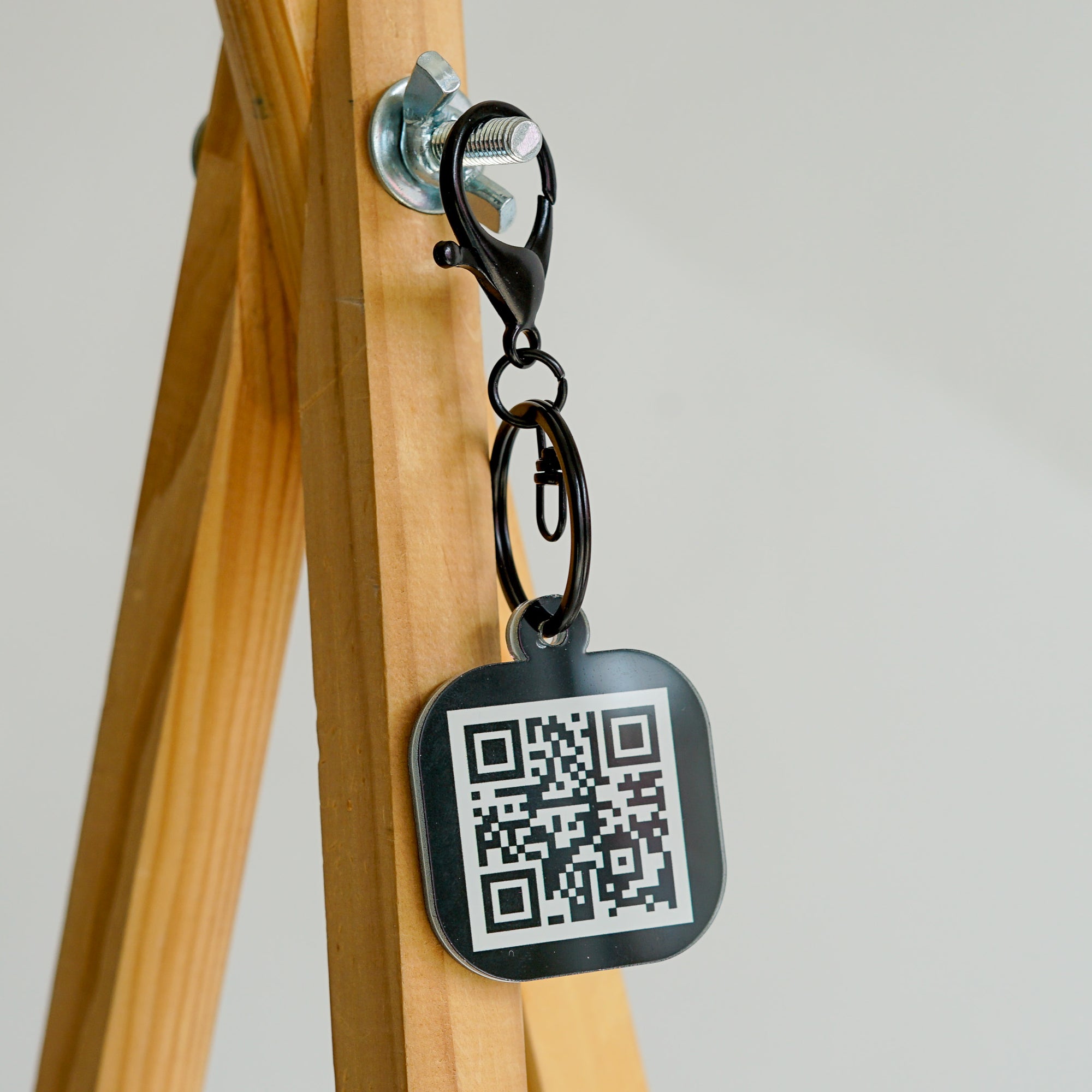 Instaklíčenka s logem, QR kódem a čipem